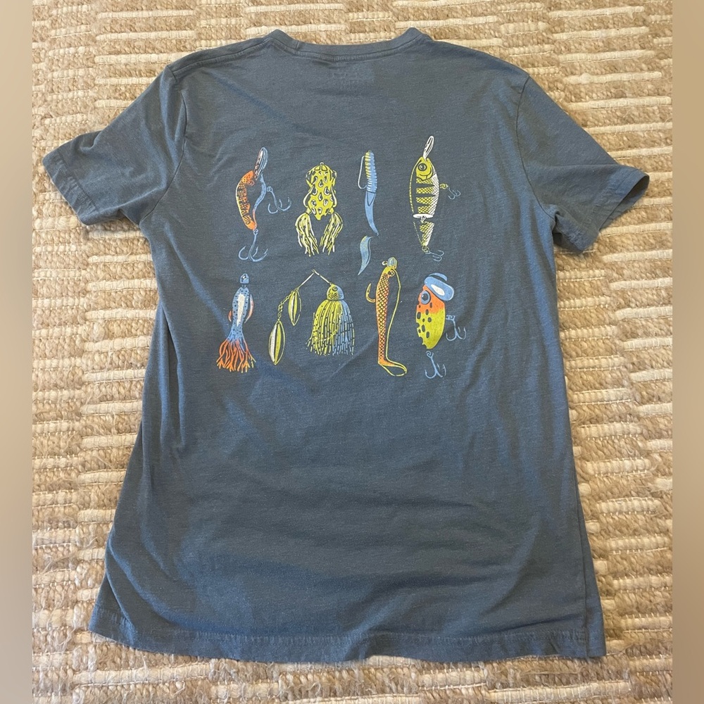 Men’s Size Small YETI fishing graphic Tee Shirt in VGUC